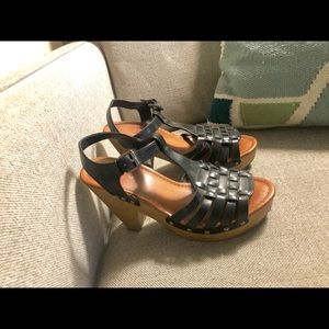 Indigo Rd. wood platform sandals in black leather